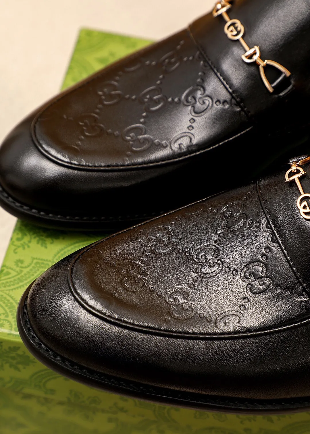 Men's shoes 💰400 💐 Product trademark: GUCCI "Gucci" casual leather shoes Regular size: 39-44 (38.45.46🉑️Customized) Product materials: Selected imported first-layer calfskin embossed upper + luxury hardware buckle, imported 🐑 sheepskin lining. Strong three-dimensional visual effect, original combination outsole Color: 2⃣️colors available